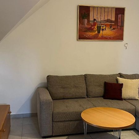Boezsi Apartman Sarvar Exterior foto