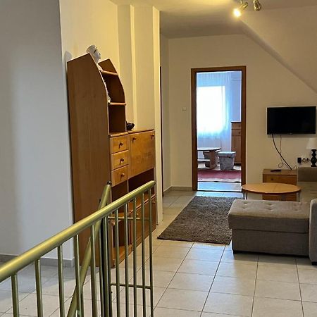 Boezsi Apartman Sarvar Exterior foto