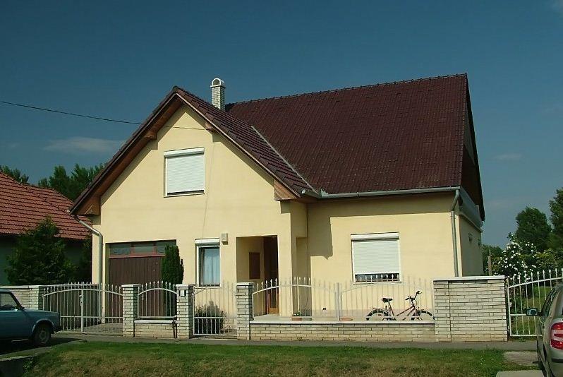 Boezsi Apartman Sarvar Exterior foto