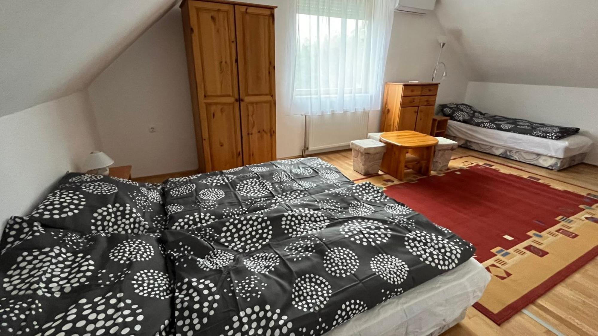 Boezsi Apartman Sarvar Exterior foto