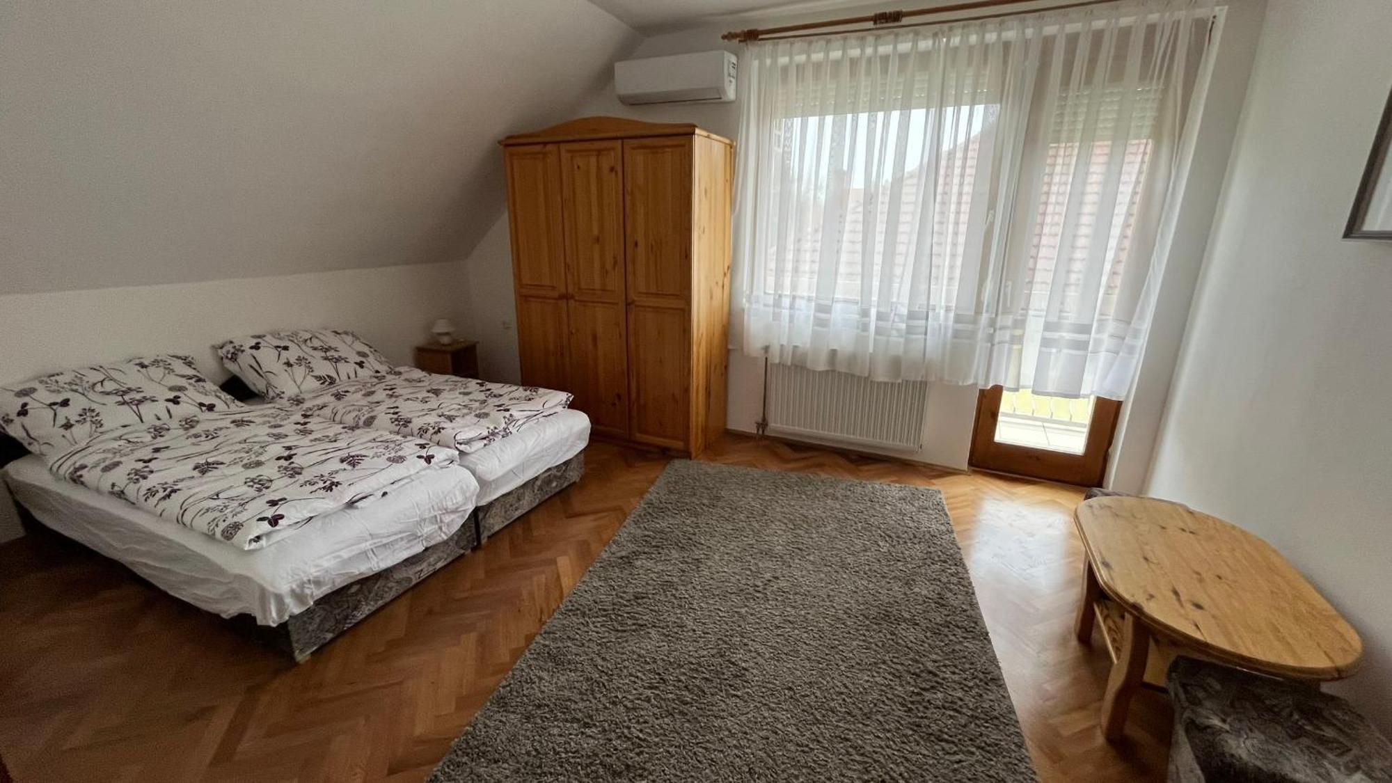 Boezsi Apartman Sarvar Exterior foto