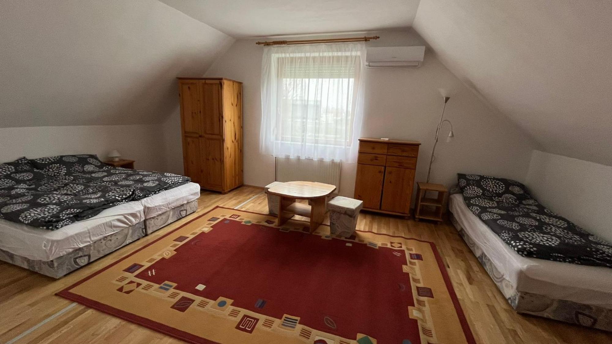 Boezsi Apartman Sarvar Exterior foto