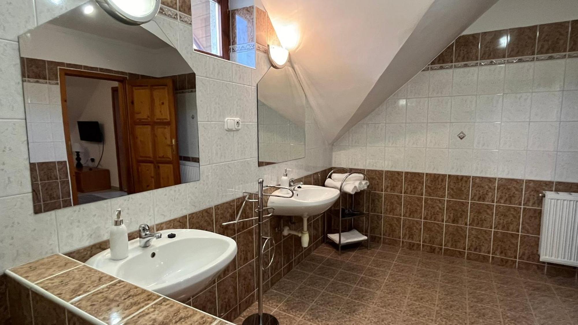 Boezsi Apartman Sarvar Exterior foto