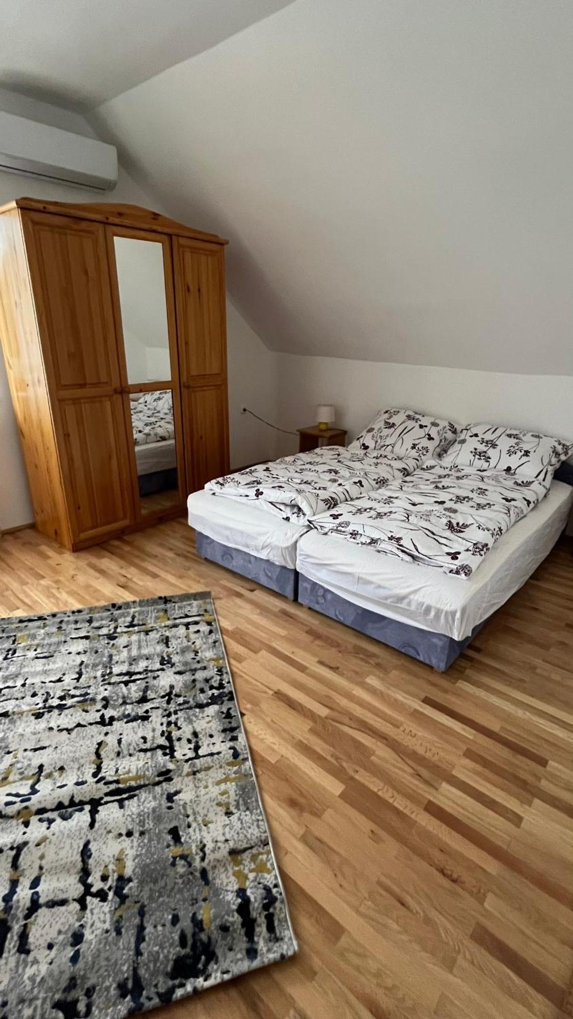 Boezsi Apartman Sarvar Exterior foto
