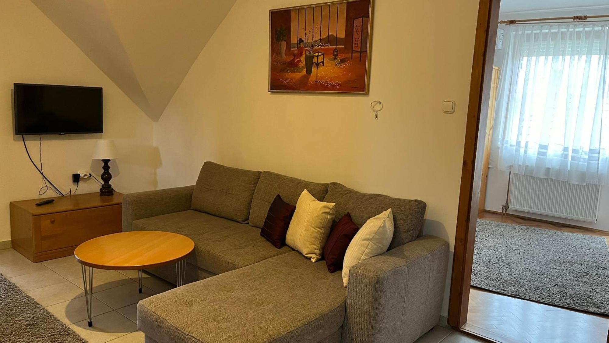 Boezsi Apartman Sarvar Exterior foto