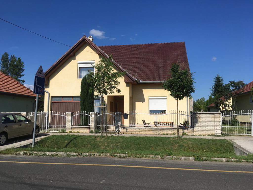 Boezsi Apartman Sarvar Exterior foto