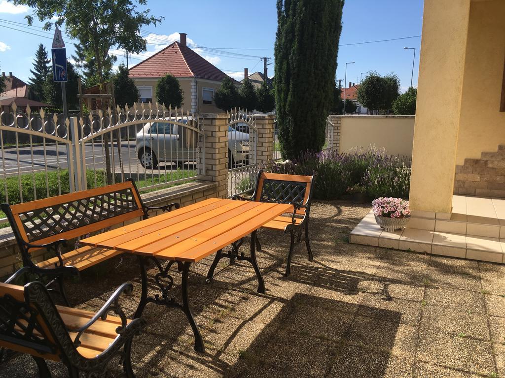 Boezsi Apartman Sarvar Exterior foto
